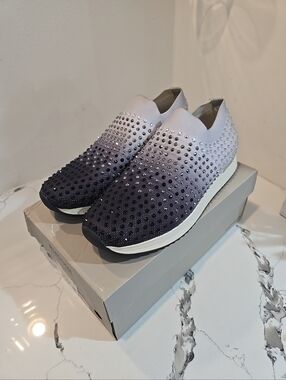 KENNETH COLE CAMERON JEWEL JOGGER Black / White Women's Size 11 Pre-owned